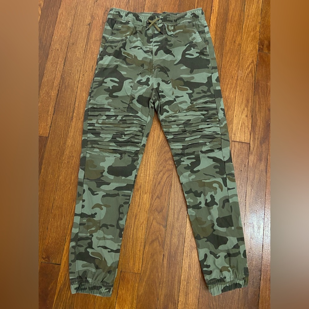 Boys camo joggers -NWOT